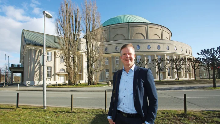 Burkhard Glashoff vor dem Kuppelsaal